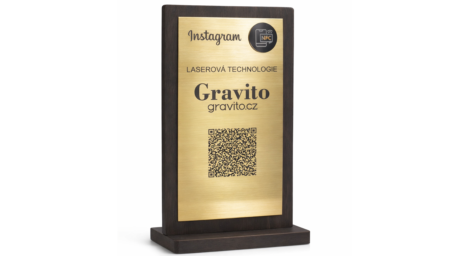 dřevěný stojánek s mosaznou cedulkou 